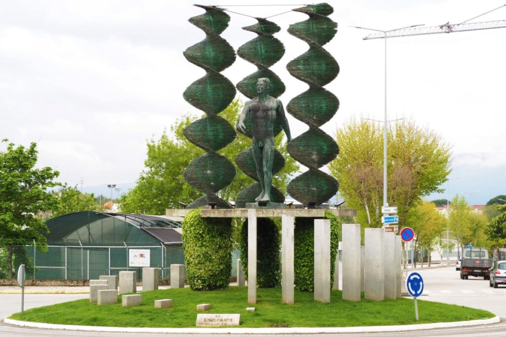  Estátua de Tondela iluminada no Dia Mundial das Doenças Raras