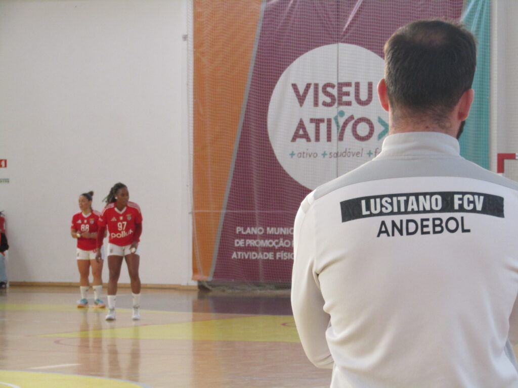  Jogo de andebol entre Lusitano FCV e SL Benfica leva centenas de adeptos ao Fontelo