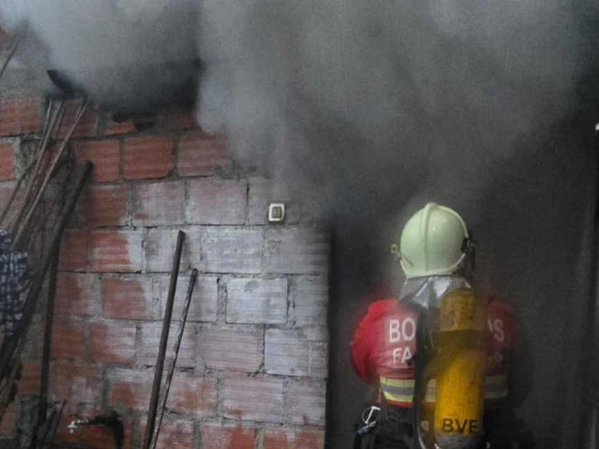  Incêndio destrói anexo e mobiliza mais de uma dezena de operacionais em Castro Daire