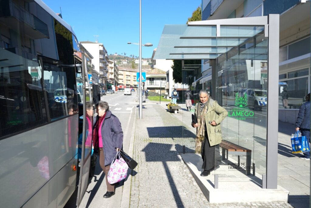  Câmara de Lamego instala novos abrigos para passageiros 