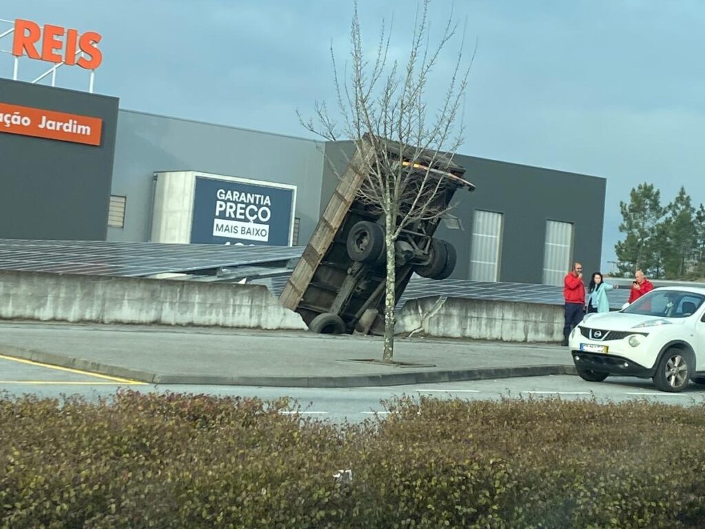  Camião despista-se após colisão e derruba muro em Viseu