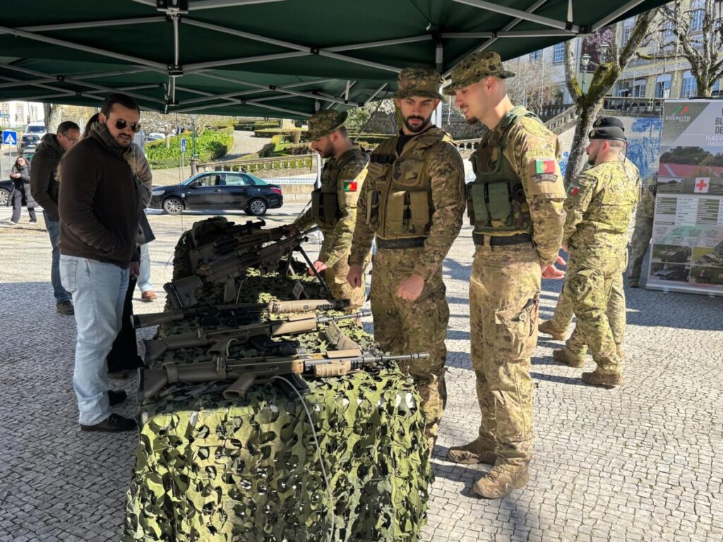  RI14: Exército "monta guarda" no Rossio, em Viseu