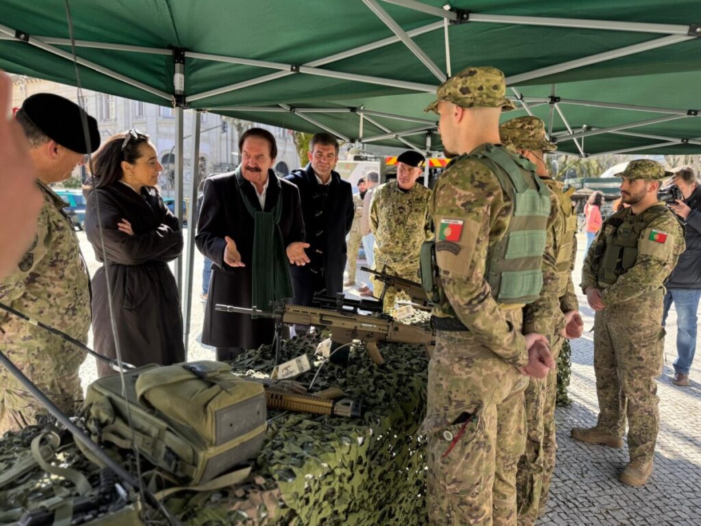  RI14: Exército "monta guarda" no Rossio, em Viseu