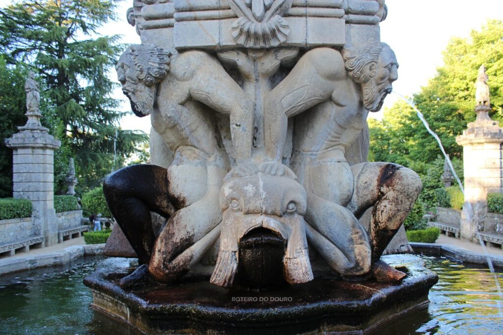  A obra de Nasoni, os “Gigantes” da Escadaria e o tritão montado num golfinho nas fontes de Lamego - Jornal do Centro