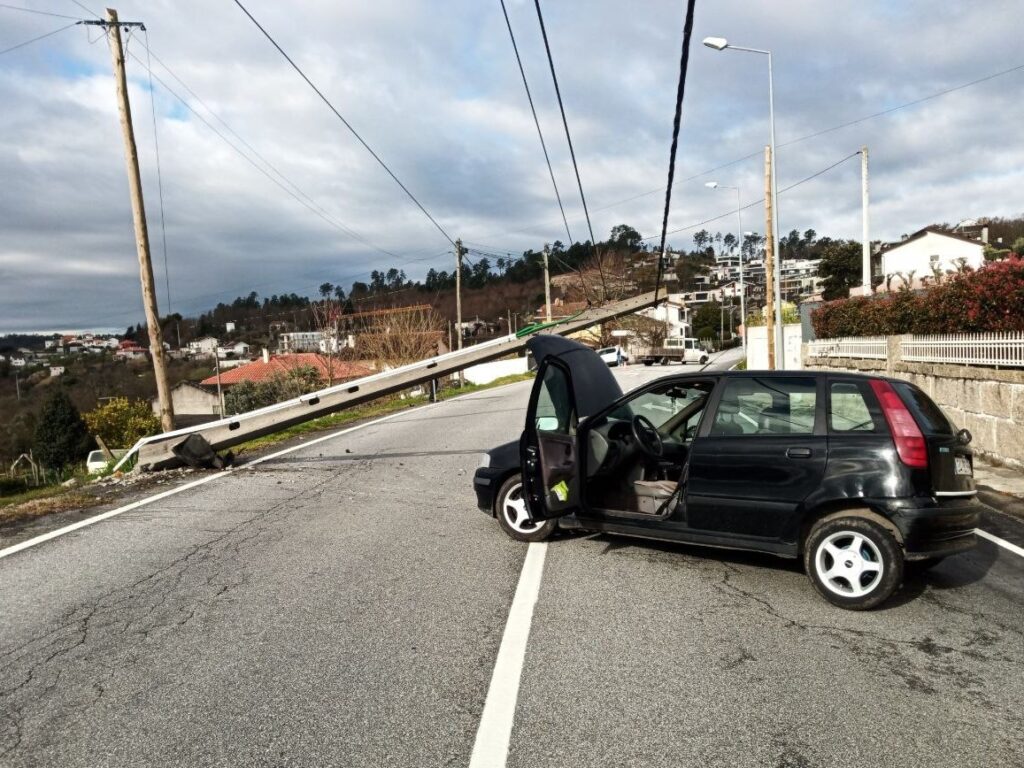  Despiste provoca queda de poste de eletricidade e corta estrada em Viseu