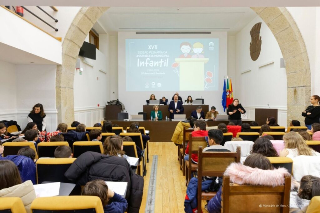  Alunos de Viseu vão ser "deputados" em mais uma sessão da Assembleia Municipal Infantil