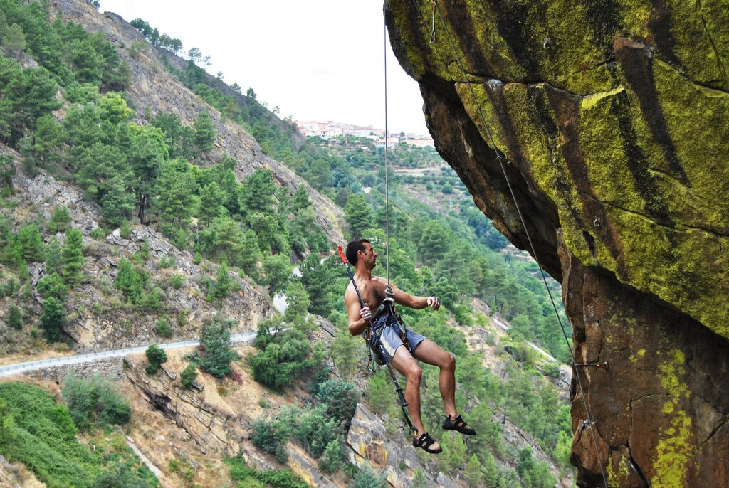  Está a pensar numa escapadinha? Vá conhecer e escalar o Fradinho, em Tabuaço