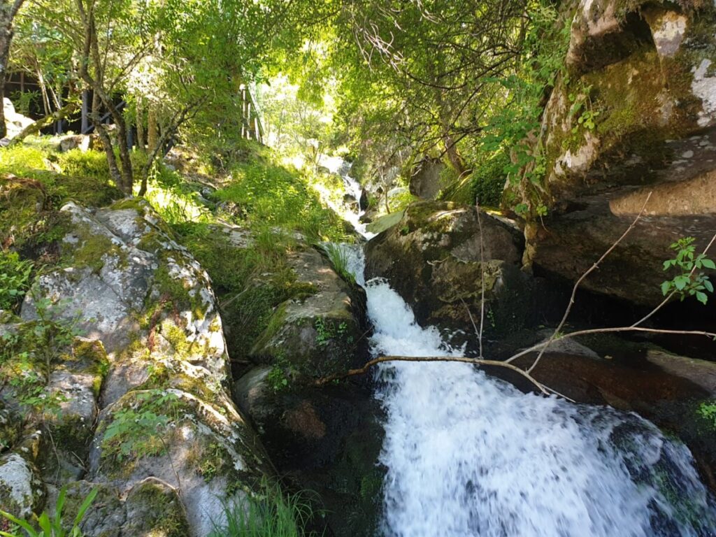  Está a pensar numa escapadinha? Vá conhecer e escalar o Fradinho, em Tabuaço