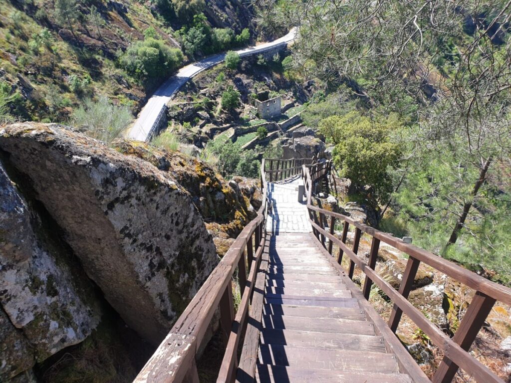  Está a pensar numa escapadinha? Vá conhecer e escalar o Fradinho, em Tabuaço