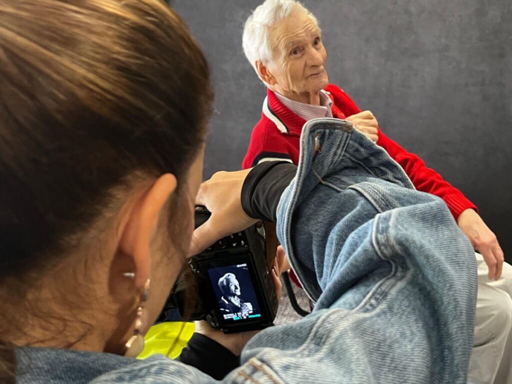  Idosos de Viseu posam para a fotografia numa iniciativa que valoriza a terceira idade - Jornal do Centro
